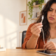 O cabo do celular sempre quebra perto do conector? Veja como usar e guardar corretamente