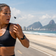 Corre 2 km e o fone já começa a escorregar? Suor e ouvido abafado na academia? Guia de fones esportivos open-ear