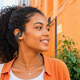 Seus fones vivem caindo ou machucando? Quem entende já trocou pelo modelo aberto de dobra dupla, ideal para treinos e rotina!